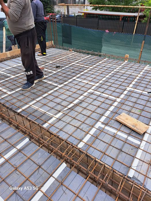 Construcții case la rosu și la cheie