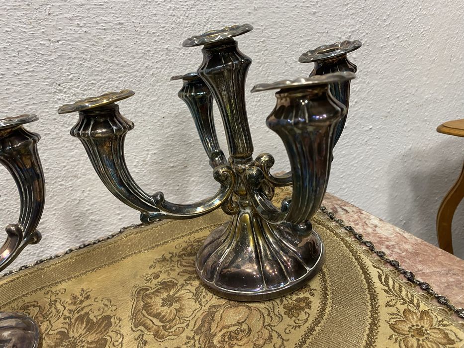 Чифт постебрени свещници от англия свещник