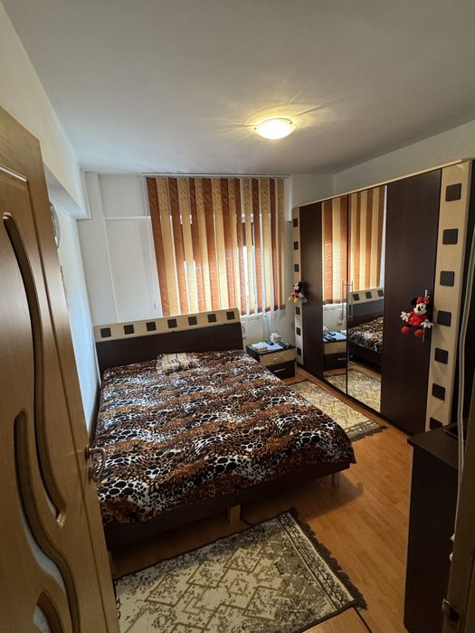 Apartament(3 camere, 2 bai, 60mp) + garaj10mp