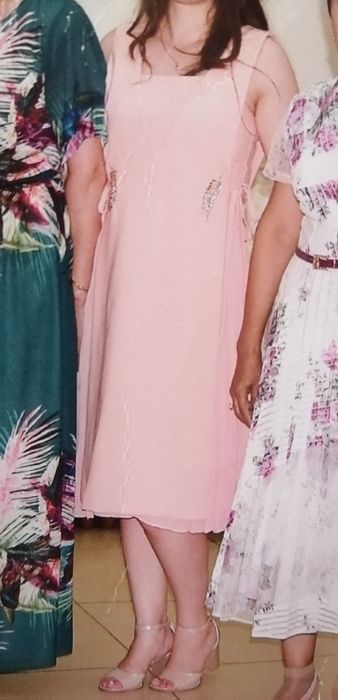 Нежно-розовый и белое платье