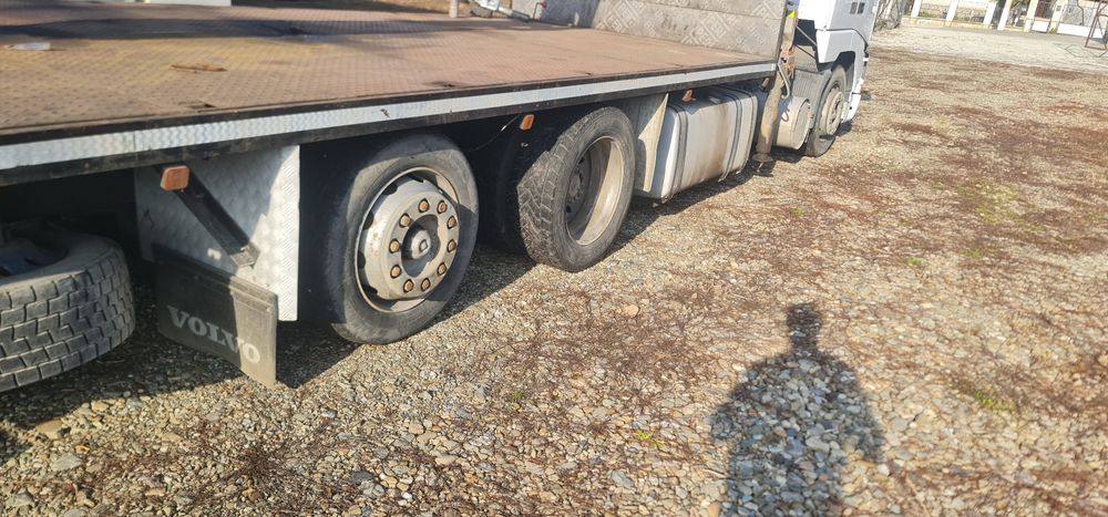 Camion cu macara , platforma