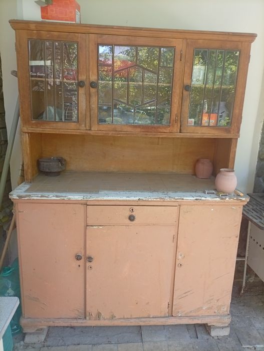 Продаю антикварный буфет.
