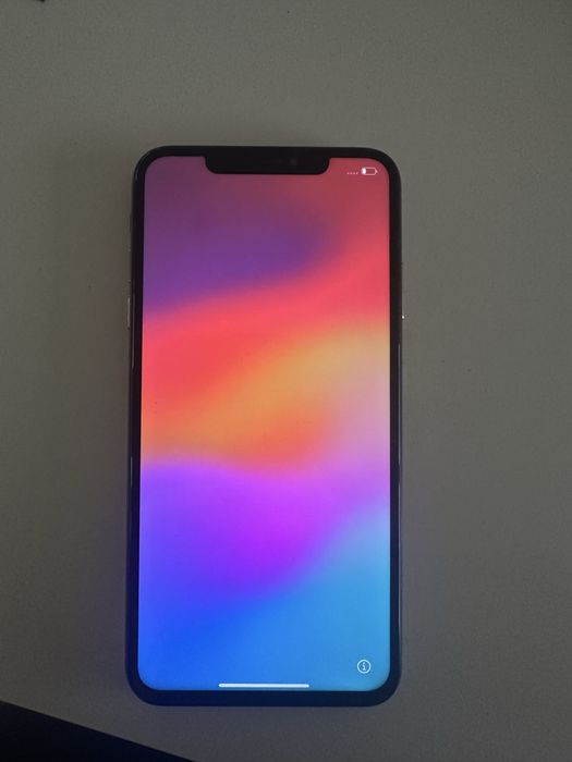 Iphone Xs Max  400 lei,are o mica zgarietura in colt