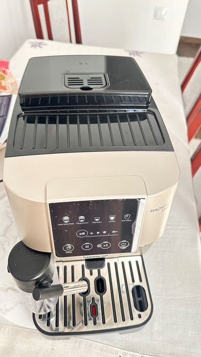 Expresor nou delonghi