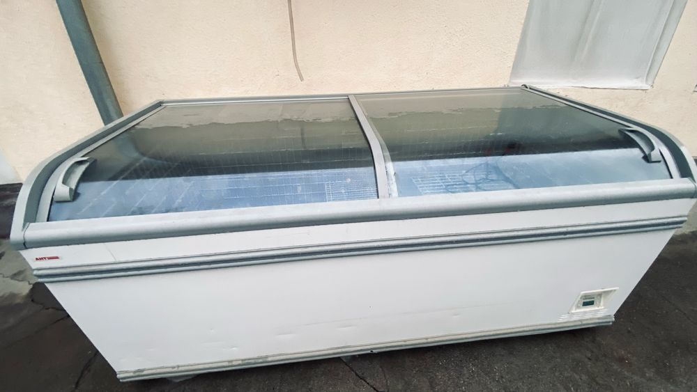 Холодилник для тортов и пероженых