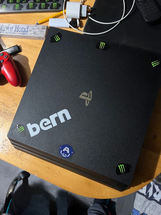 Ps4 Pro (пакет с монитор 27инч HDR Benq, джойстик и игри)