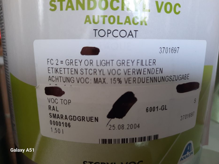 Vopsea camouflage în 3 culori pentru două mașini