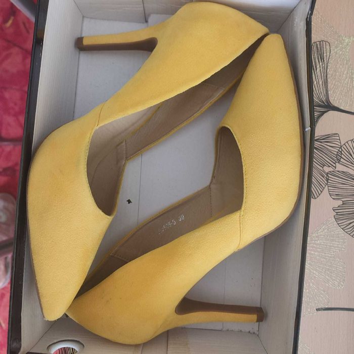 Pantofi galbeni, piele intoarsa, model deosebit