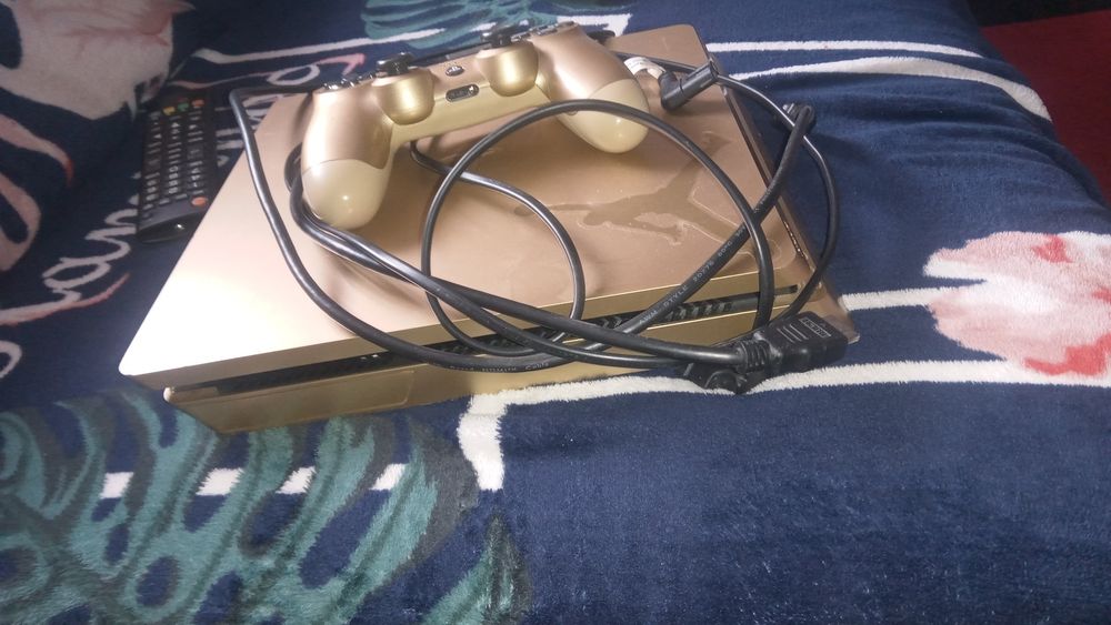 Vând PS4 Gold Edition modabil