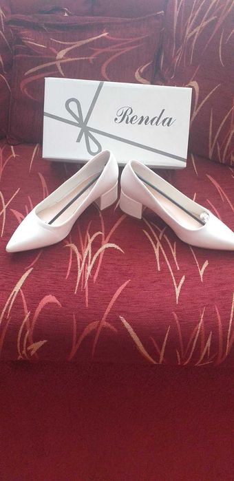 Бели обувки с широк удобен ток