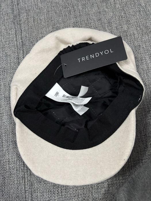 Palarie de dama crem pufoasa