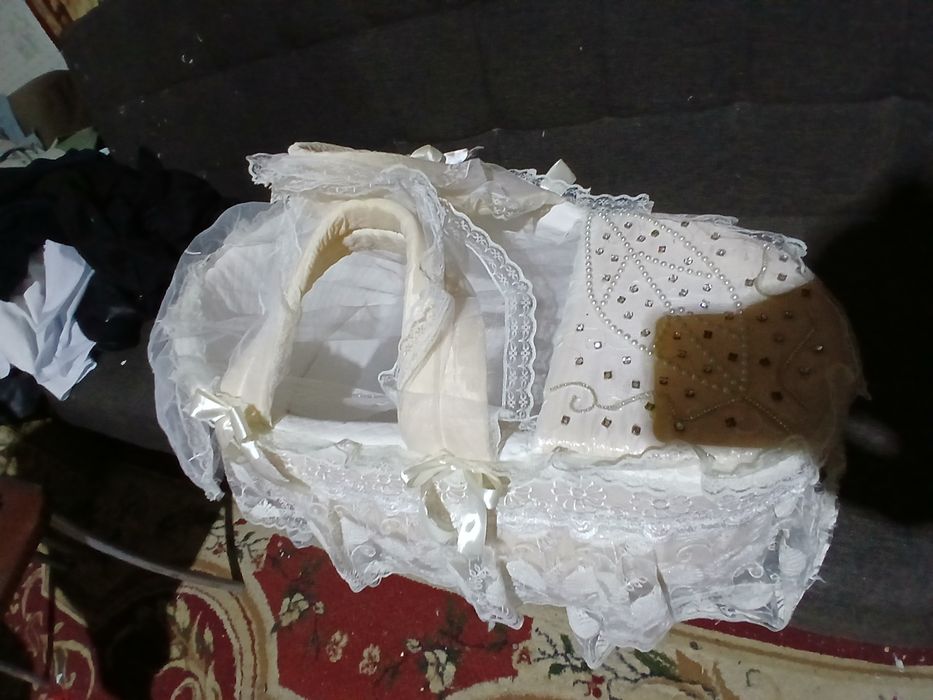 Chaqaloqni tug‘ruqxonadan kutib olish uchun beshik (savat).. Колыбель