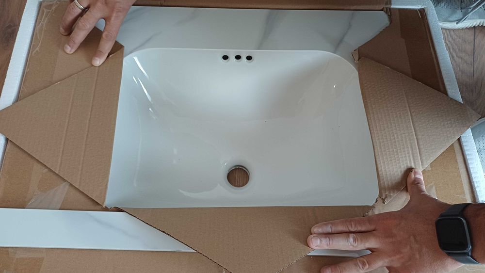 PVC комплект за баня с конзолен шкаф и горен огледален шкаф за баня