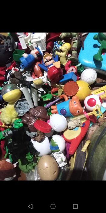 Цял лот от фигурки