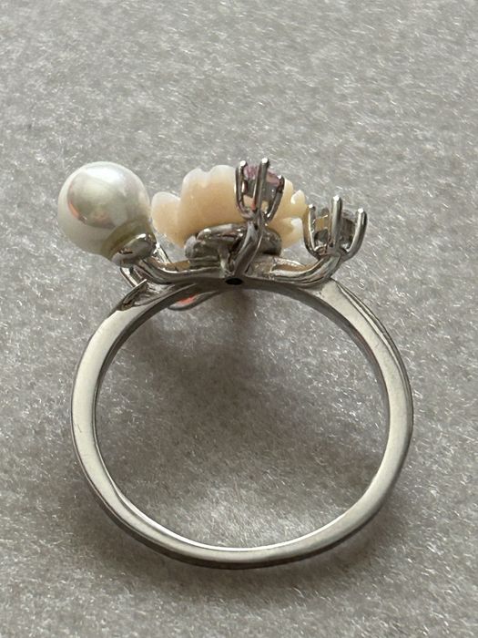 Много красив сребърен пръстен  със седефено цвете, перла и топази