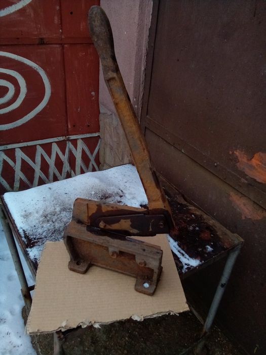 Продавам гилотина за рязане на ламарина