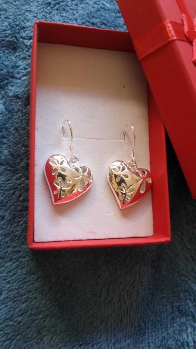 Нови, масивни, сребърни обеци. В кутия за подарък.