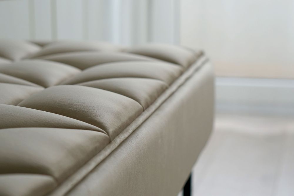 Bancheta din catifea bej cu forme hexagonale