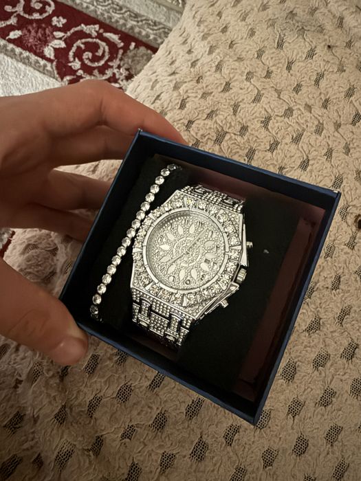 Луксозен unisex часовник с камъни + Подарък Гривна (Iced Out стил)