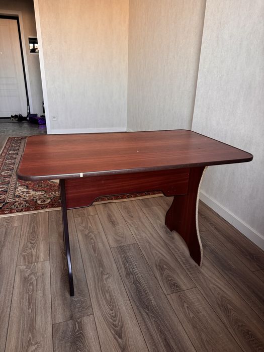 Продаю стол кухонный