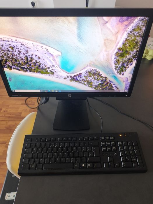 Vând sistem calculator, unitate Dell Precision T5500, display HP ,e,201 , tastatura HP, sistem audio Philips si 2 sateliti