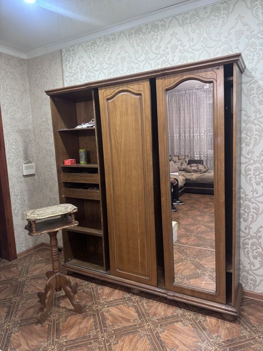 Продам шкаф-купе с зеркалом