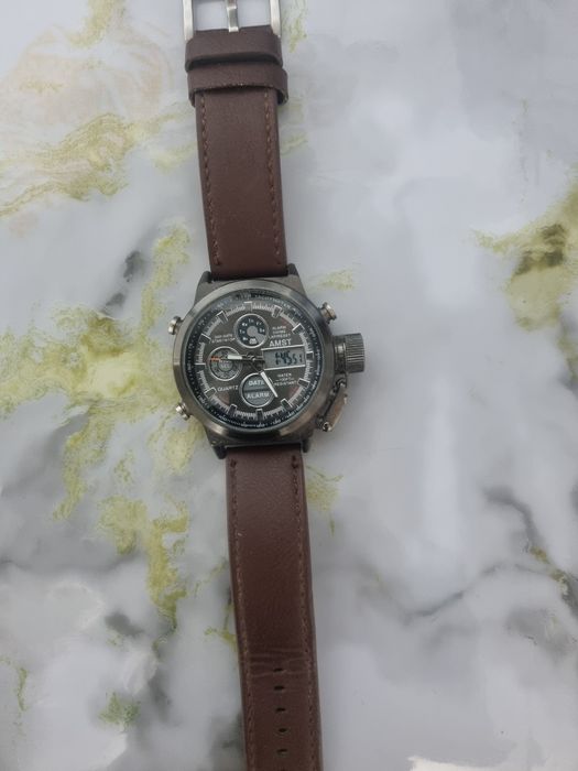 Наручные часы . Почти новая