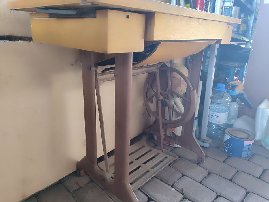 Швейную машинку продам.