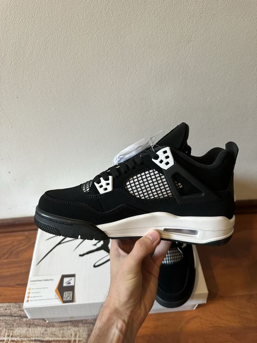 Air Jordan 4 Retro White Thunder