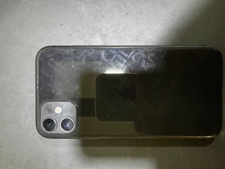 Iphone 11  xotira 64 yomks 77%
