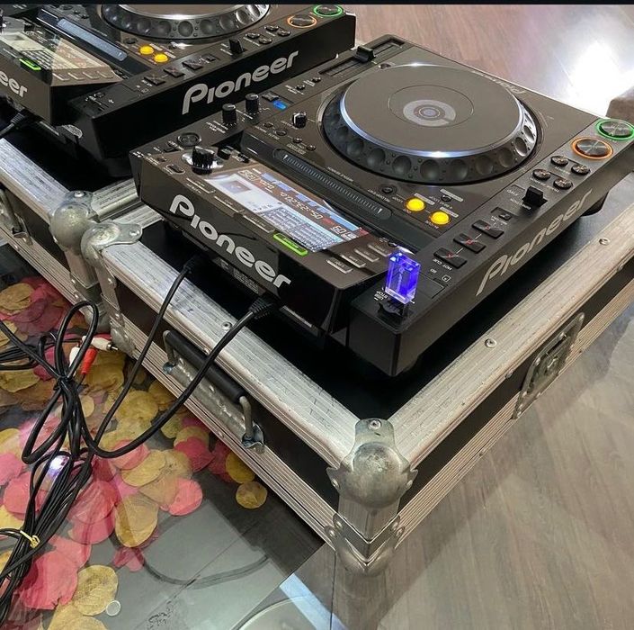 Pioneer CDJ 2000players / flightcases