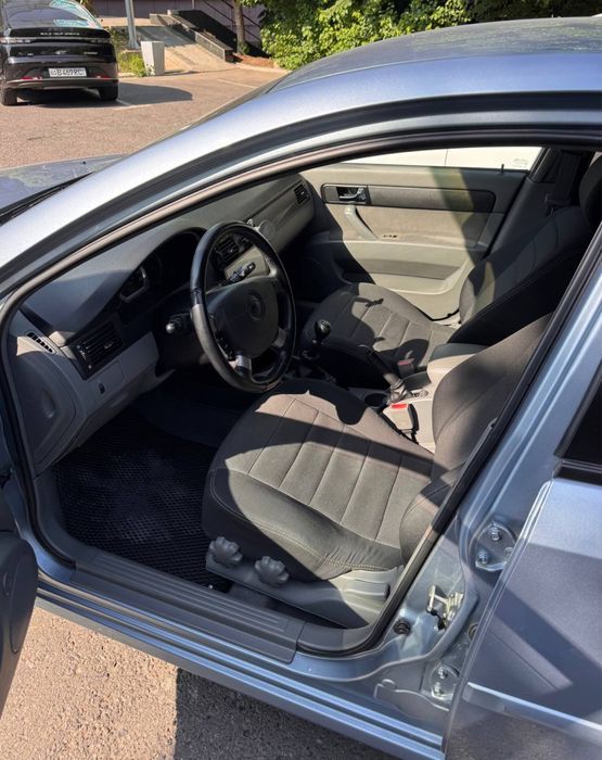 Продает lacetti 1,8 с малым пробегом