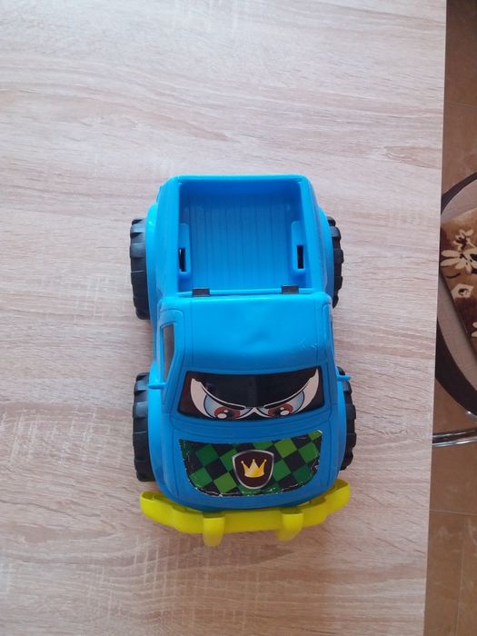 Masinuta Jeep,pentru copii,de plastic.Pret.20 lei.