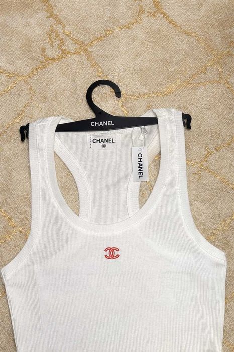 бял топ на шанел рипсен потник chanel с червено лятна блука горница