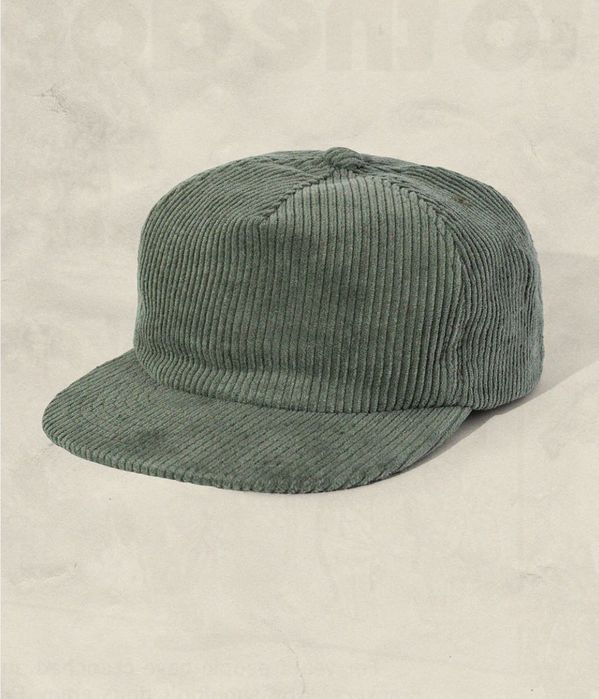 Шапка с козирка от рипсено кадифе