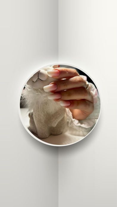 Manichiurista, cu curs realizat si diploma.