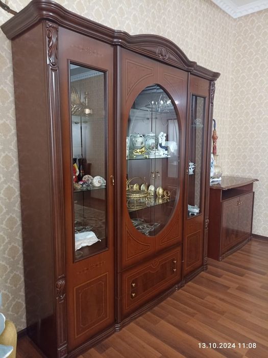 Сервант красивый.комод с зеркалом.Италия.в хорошем состоянии.сервант и