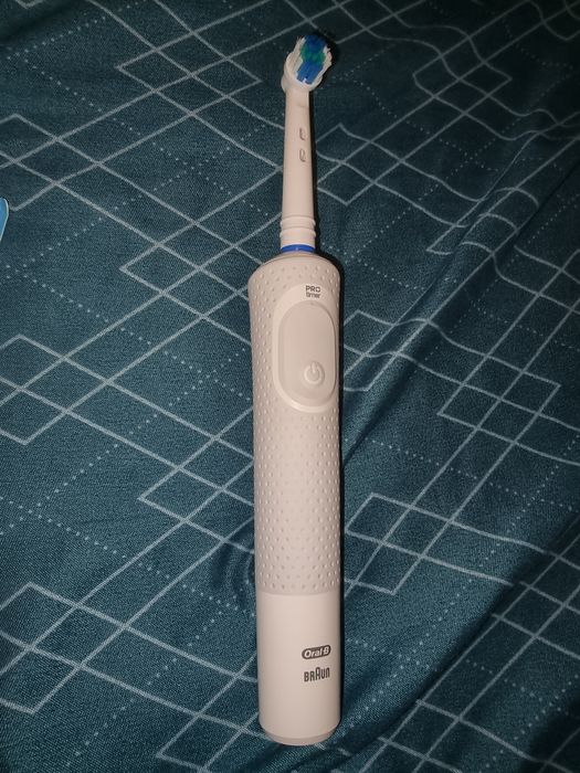 Periuță electrică Oral-B Braun reîncărcabilă cu 14 rezerve