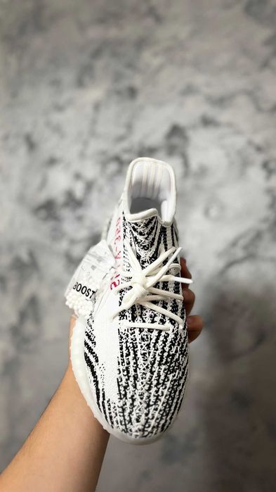Adidasi Yeezy 350 albi