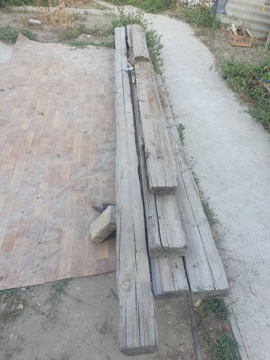 Лес необрезной балки стропила