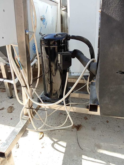 Продается охладитель молока 2000 литров горизонтальный.