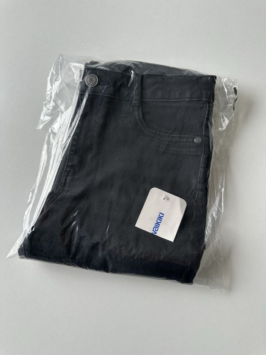 Джинсы на девочку рост  146-152 новые