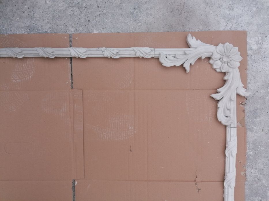 Ornamente din ipsos /stucatură ,coloane ancadramente  ferestre