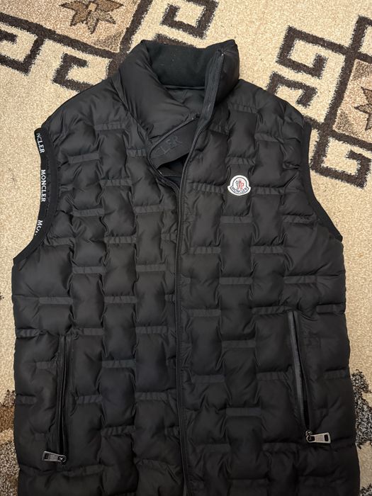 Vesta moncler neagra