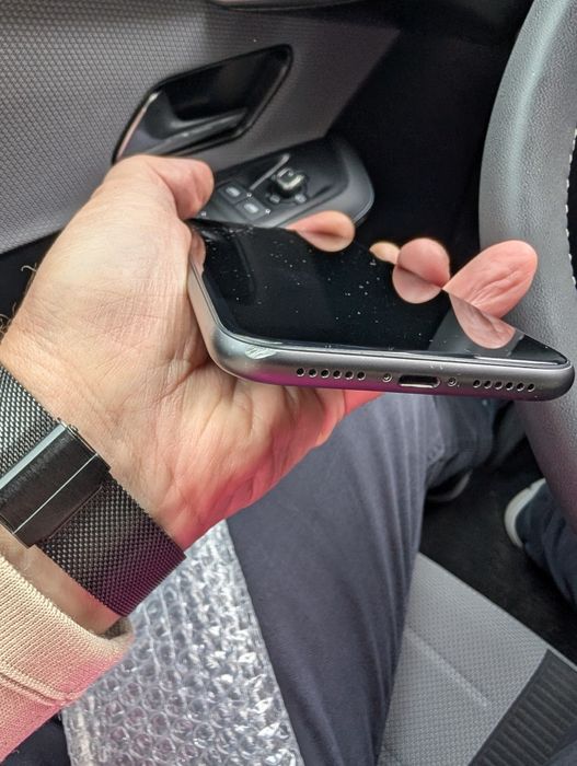 iPhone 11, 64 GB memorie