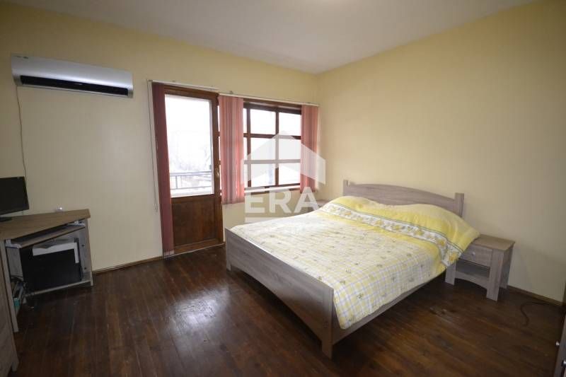 Прекрасна двуетажна къща с двор в квартал ,,Тракийски,,