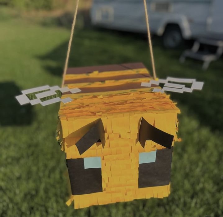 Пинята на Minecraft пчеличка