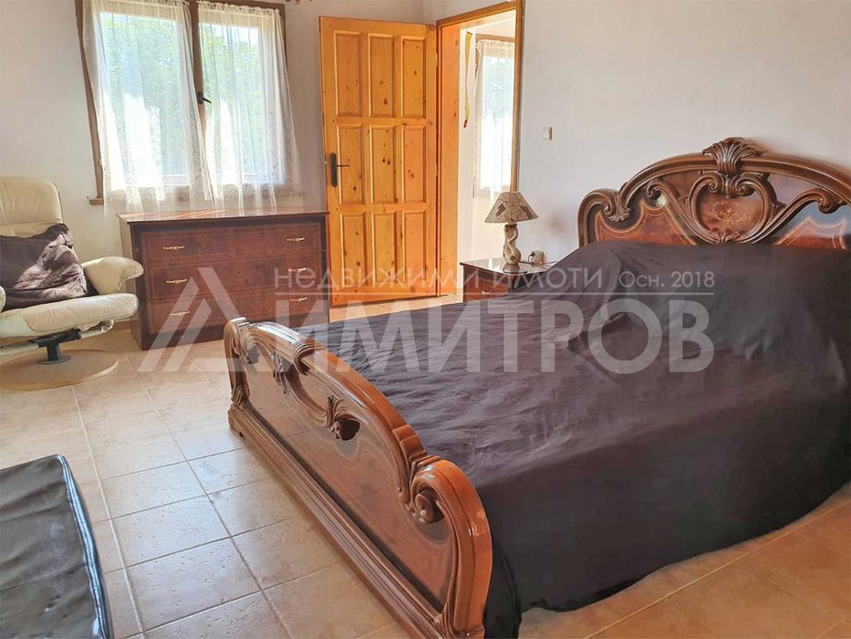 Продава двуетажна каменна къща в провансалски стил с 2,5 дка двор.