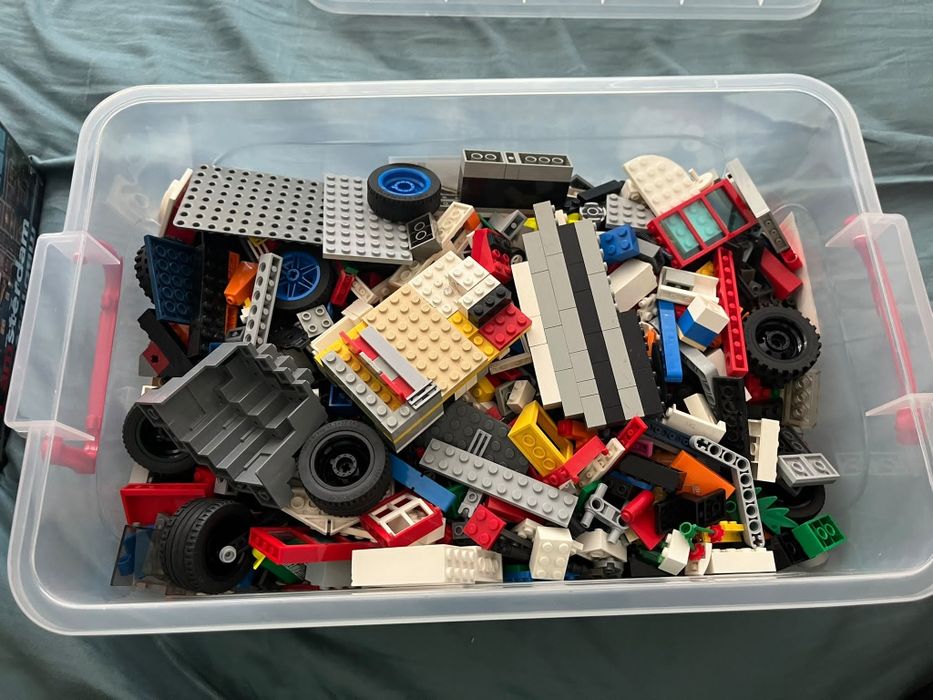 Vând 12 kg de Lego + 3 planșete de construcție