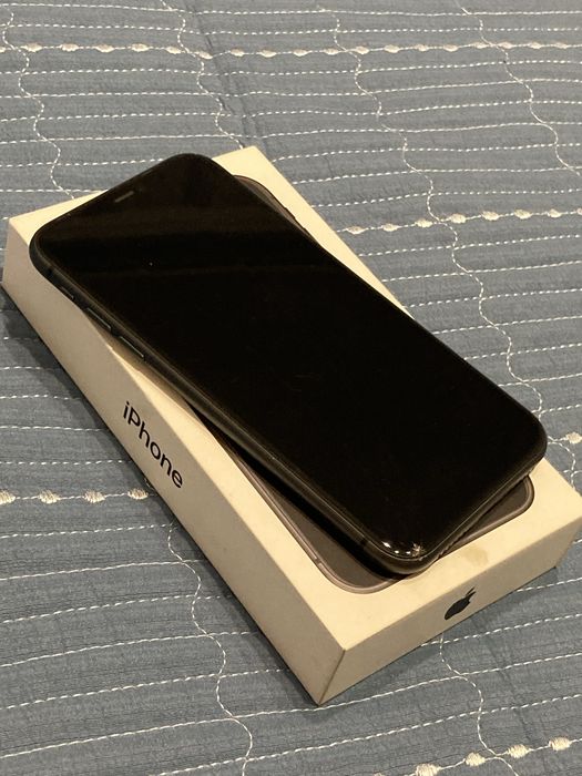 Iphone 11 black.